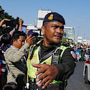 Kambodjansk polis nära gränsen till Thailand i samband med en fångutväxling i slutet av förra året. 