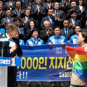 En demonstrant tog sig upp på scenen när Moon Jae-in talade i Seoul på onsdagen.