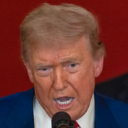 Kärnteknikanläggningen Fordow i Iran. Till höger Donald Trump. 