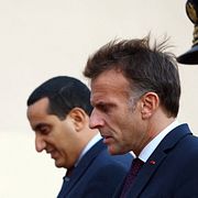 President Emmanuel Macron tillsammans med kommunen Trappes borgmästare Ali Rabeh på fredagen.