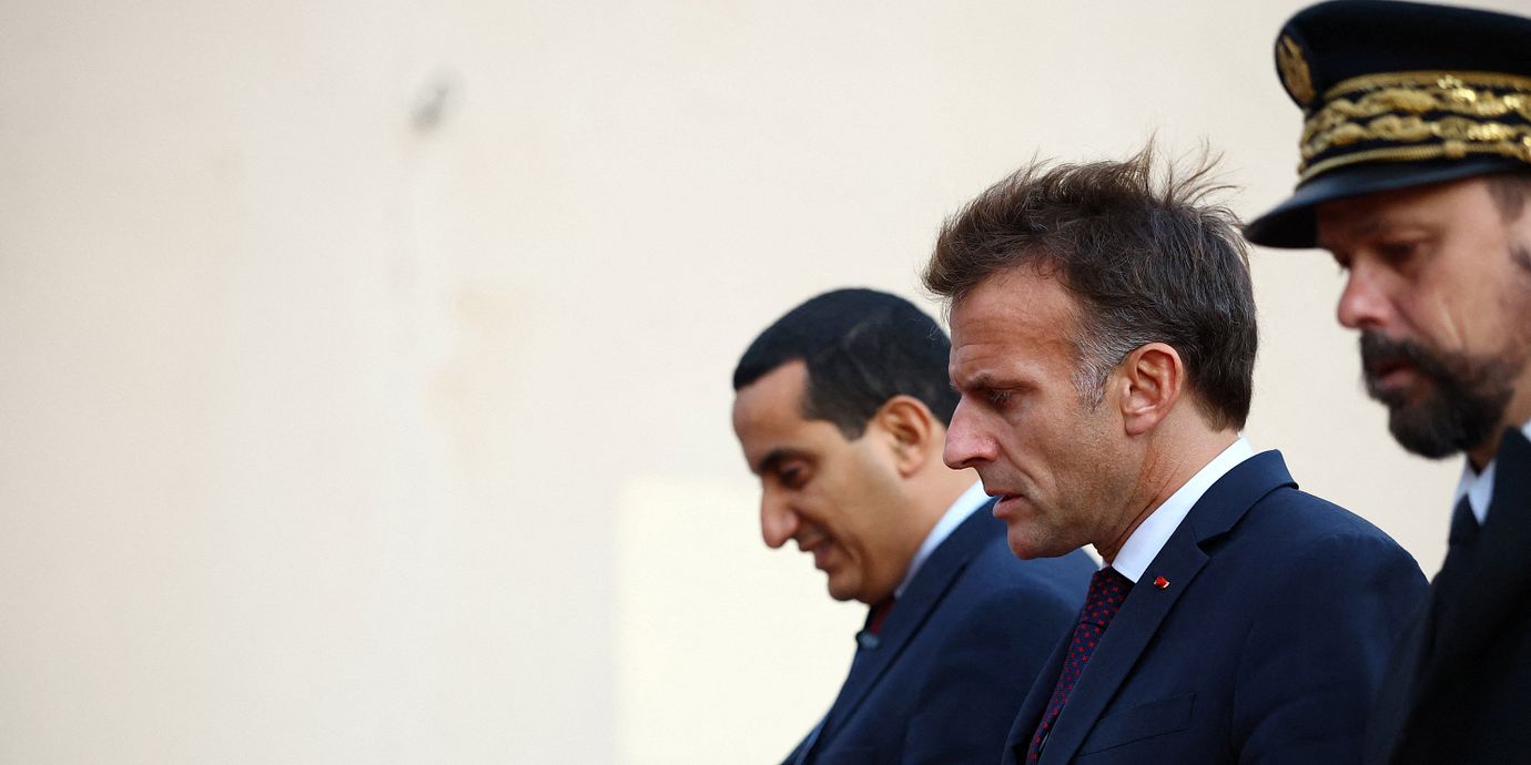 President Emmanuel Macron tillsammans med kommunen Trappes borgmästare Ali Rabeh på fredagen.