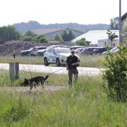 Polisen söker med hundar i Norrköping med anledning av att två personer sköts till döds i Hageby natten mot måndagen.