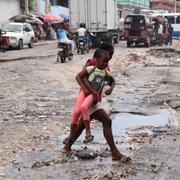 Människor korsar en gata i Port-au-Prince tidigare i september. Situationen för många av stadens invånare beskrivs som mycket svår efter att kriminella gäng tagit över. 