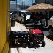 Arkivbild. Företagare använder elgeneratorer för att kunna fortsätta arbeta under strömavbrott i Puerto Rico. 