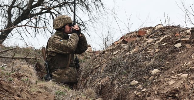 En ukrainsk soldat vid landets gräns mot Ryssland.  TT NYHETSBYRÅN
