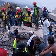 Räddningsarbete i La Guaira, Venezuela i tisdags.