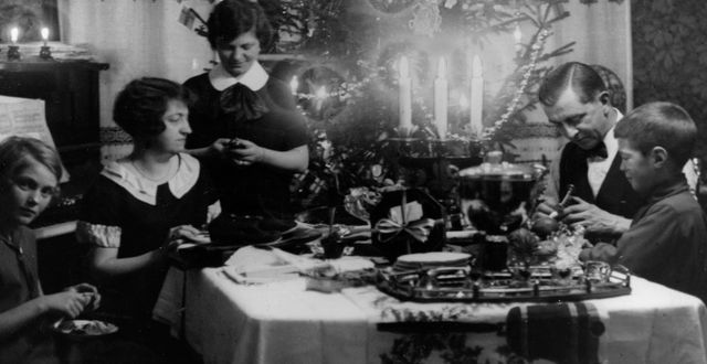 Ett julfirande från år 1922. Familjen samlad runt bordet. BERTIL NORBERG/TT