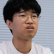 Lee Geon Hui och AI-videon på Lee Geon Huis farfar.