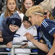 Djurgårdens Lucas Bergvall möter fans efter måndagens fotbollsmatch i Svenska cupen mellan Djurgården och Skövde AIK på Tele2 Arena.