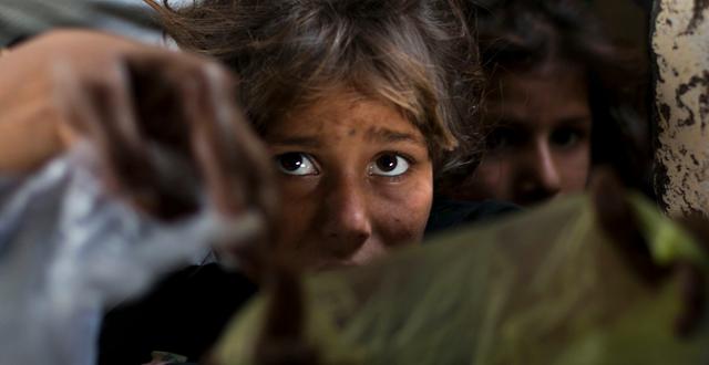 Barn som lever på gatan i Pakistan – landet är ett av många där vaccin mot covid-19 fortfarande är långt borta. B.K. Bangash / TT NYHETSBYRÅN