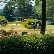 Ambulanshelikopter i parken i Annecy.