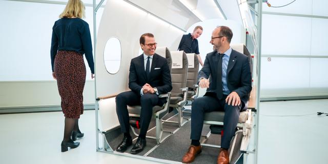 Prins Daniel och infrastrukturminister Tomas Eneroth (S) besöker elflygplanstillverkaren Heart Aerospaces utställning vid Säve flygplats utanför Göteborg. Adam Ihse/TT / TT NYHETSBYRÅN