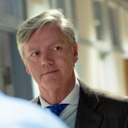 Victor Muller anlände till rättssalen i Vänersborgs tingsrätt när förhandlingarna inleddes på tisdagen.