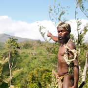 Prins Philip/Albi Nagia pekar mot berget där man tror att prinsens ande finns, på ön Tanna i Vanuatu/Arkivbild