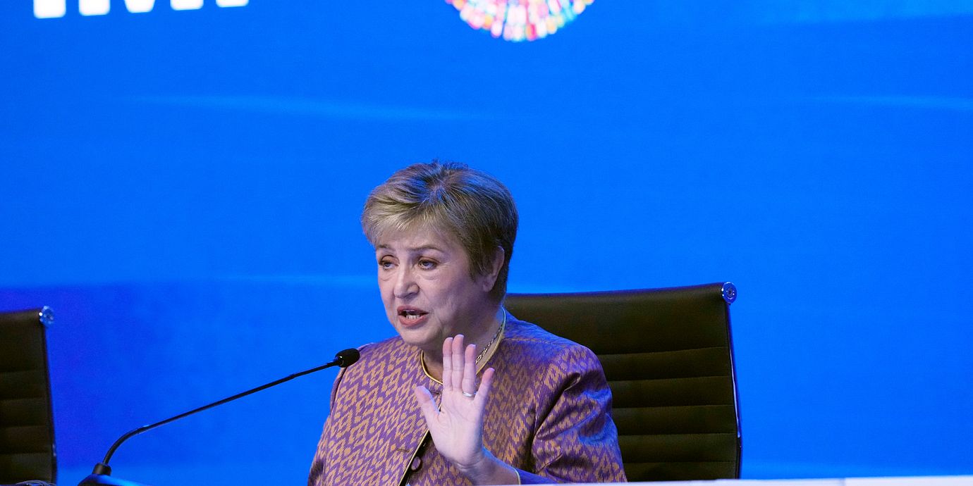 IMF-chefen Kristalina Georgieva i Bangkok. Växande skulder lämnar mindre utrymme för försvar och en åldrande befolkning.