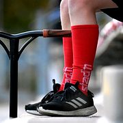 En pojke i fotbollskläder på en läktare. Bilden är en arkivbild från 2022.