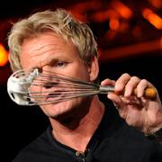 Gordon Ramsay lagar desserten ”baked Alaska” under et marknadsföringsevent 2009.