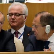 Vitaly Churkin i bakgrunden. Rysslands president Vladimir Putin och utrikesminister Sergej Lavrov framför honom. Bild från 2015.