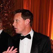 Paramounts vd David Ellison i samspråk med skådespelaren John Krasinski på Golden Globe-galan. 