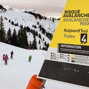 Skylt varnar för laviner i Les Carroz d'Araches i franska Alperna.