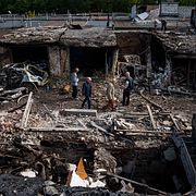 Människor i rasmassorna i Vshygiorod i Kyivregionen efter söndagsnattens attacker.