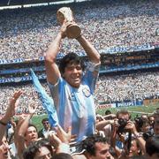 Arkivbild från när Diego Maradona och resten av det argentinska landslaget firar guldet i fotbolls-VM 1986.