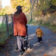 Mamma på promenad. Arkivbild från 2017.