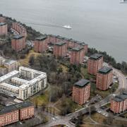 Flygbild över flerbostadshus i Larsberg på Lidingö.