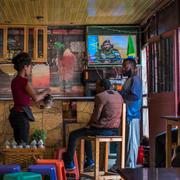 Etiopier följer nyhetsrapporteringen om kuppen på ett café i Addis Abeba.