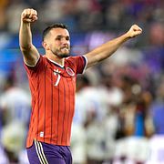 John McGinn firar segern.