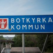 Skylt med texten Botkyrka kommun.