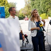 Kristdemokraternas Andreas Carlson (KD) och partiledare Ebba Busch (KD) under dagens pressträff.