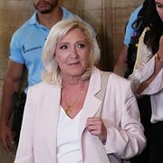 Marine Le Pen lämnar rättssalen i Paris under gårdagen.