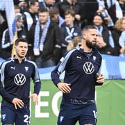  Malmös Pontus Jansson värmer upp inför lördagens fotbollsmatch i allsvenskan mellan Västerås SK FK och Malmö FF på Hitachi Energy Arena.