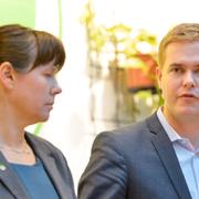Åsa Romson och Gustav Fridolin stödjer S regeringsbesked.