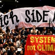 Protest inne på klimatmötet i Katowice.