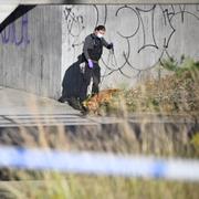 Polis på plats och söker med hund i en gång- och cykeltunnel under järnvägen på Minnesdalsvägen i Kävlinge på måndagsmorgonen efter att en man slagit larm om att han skottskadats. 