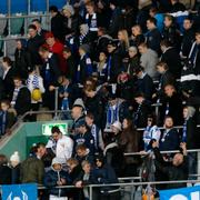 Publiken lämnar Gamla Ullevi sedan matchen avbrutits.