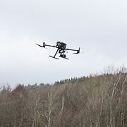 Bilden föreställer en drönare som framförs av polis.