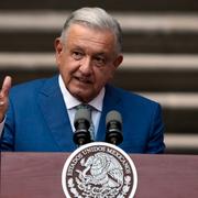 Innan president Andrés Manuel López Obrador (bilden) tillträdde 2018 lovade han att det skulle vara slut på den olagliga övervakningen. Men granskningar har visat att det inte var sant.