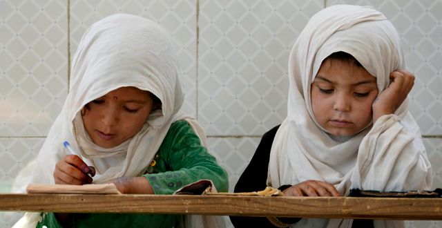 Afghaniska flickor i en moské i Kabul 9 augusti. Ebrahim Noroozi / AP