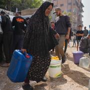 Palestinier hämtar vatten i dunkar i Gaza stad, 11 maj. 