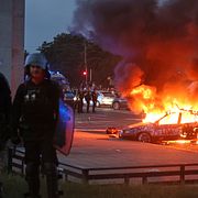 Arkivbild från 30 maj: Bil som satts i brand av PSG-supportrar efter CL-finalen. 