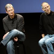 Arkivbild från 2010: Cook på scen ihop med Steve Jobs. 