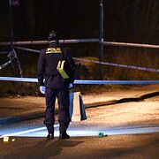 Polisens kriminaltekniker arbetar på Trebackalånggatan i Hässleholm på torsdagskvällen.