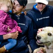 Arthur med Mikael Lindnord, sin nya husse, och dottern Philippa.