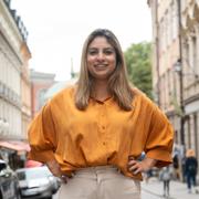 Nooshi Dadgostar (V) fotograferad vid partikansliet i Gamla stan, 2022. 