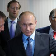 Vladimir Putin med oligarker som Alisjer Usmanov (tv) 