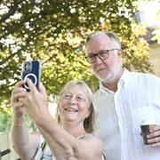  Liberalernas partiledare Johan Pehrson (L) ställer upp på en selfie under politikerveckan i Almedalen. Enligt Ekot har L tagit strid för att bevara Jämställdhetsmyndigheten i höstbudgeten. 