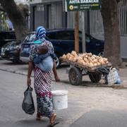 En kvinna passerar en valaffsich i Dakar i Senegal. 